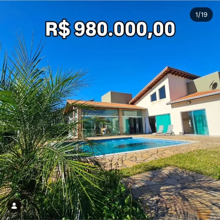 Fachada da residência com piscina