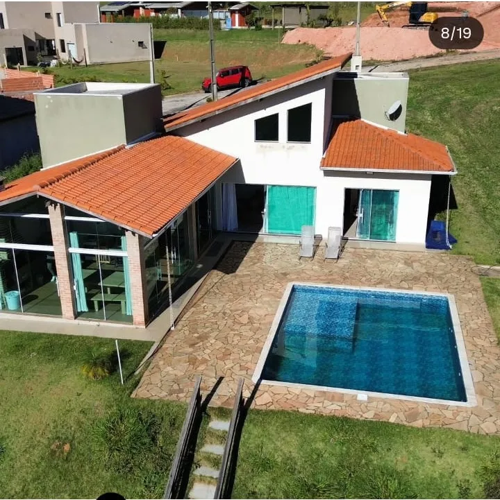Vista aérea da piscina e da área externa
