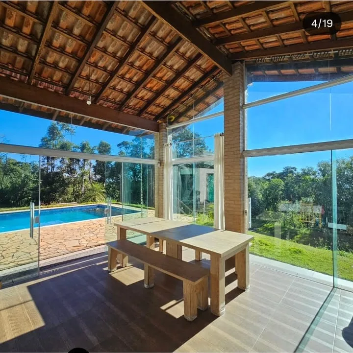Área gourmet envidraçada integrada à piscina