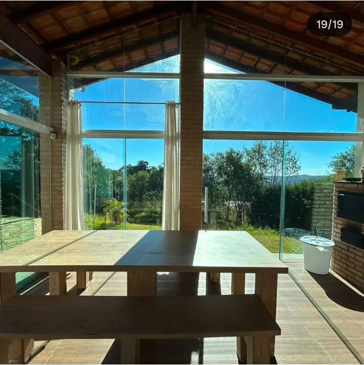 Área gourmet com vista para a piscina