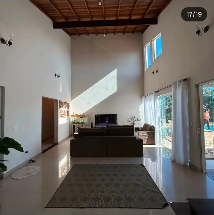 Sala de estar com pé-direito alto e iluminação natural