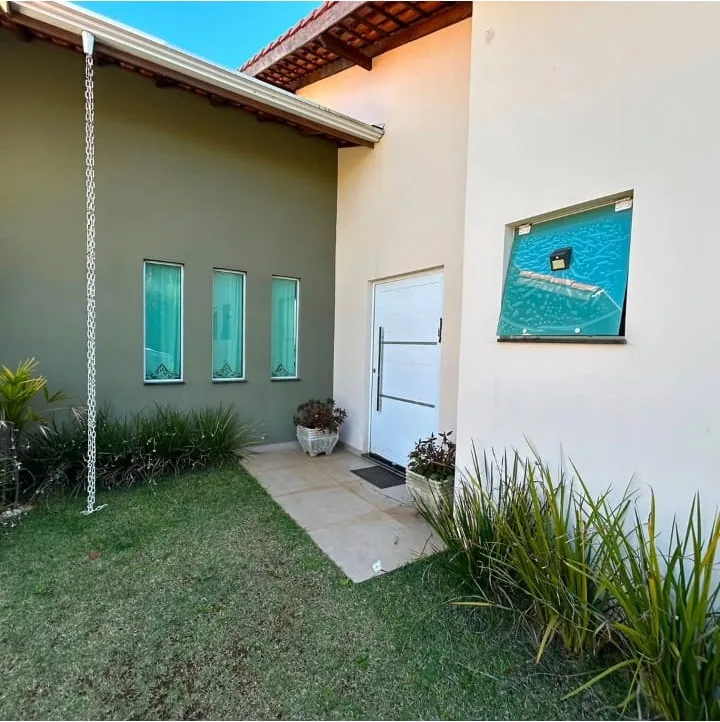 Entrada da residência e jardim