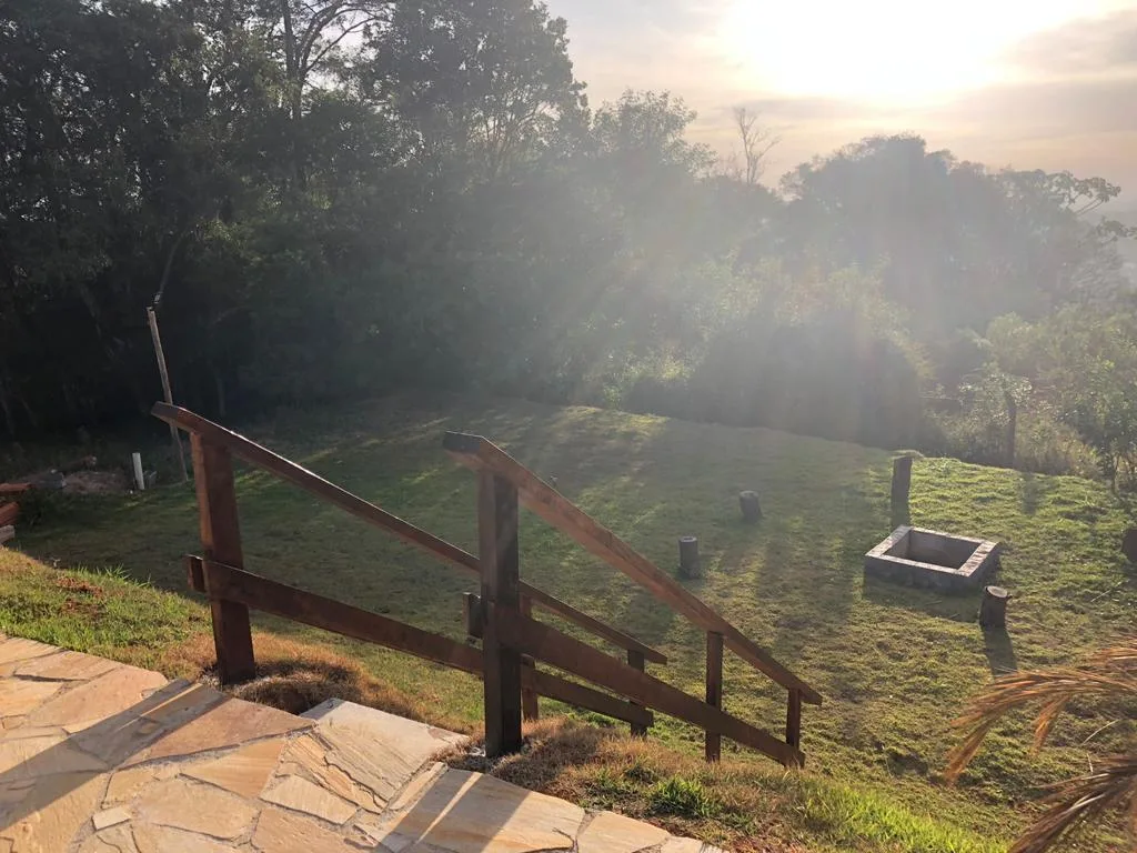 Área externa com fogo de chão e gramado