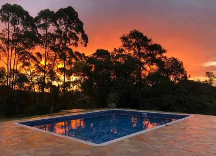 Piscina ao pôr do sol
