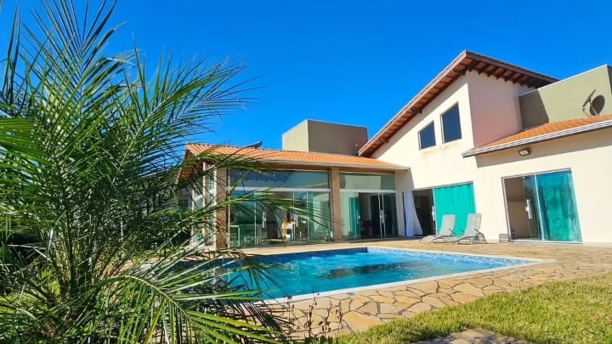 Chácara de alto padrão com piscina e área gourmet em condomínio